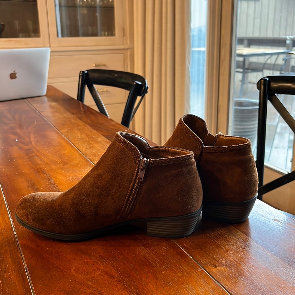 Pierre Dumas booties, size 8. Brown suede like material